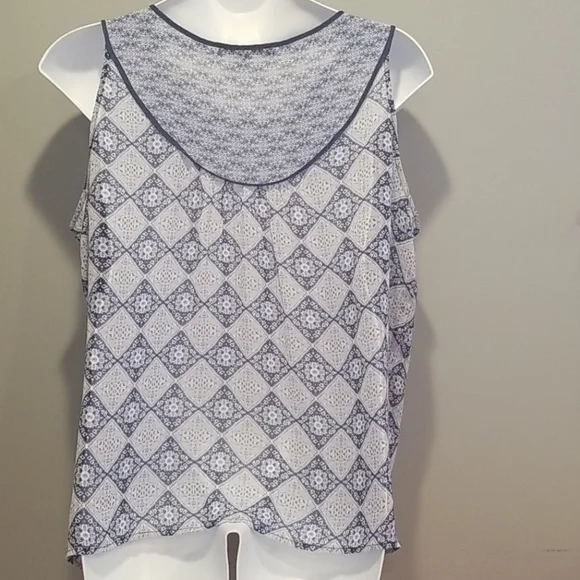Rose & Olivia blue design sheer sleeveless blouse. - Picture 4 of 7